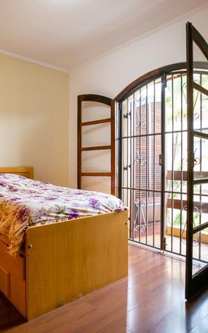 Casa à venda com 345m², 4 quartos e 8 vagas Casa à venda com 345m², 4 quartos e 8 vagasQuarto 1