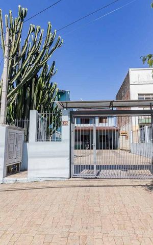 Casa à venda com 225m², 2 quartos e 2 vagas Casa à venda com 225m², 2 quartos e 2 vagasFachada