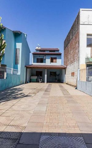 Casa à venda com 225m², 2 quartos e 2 vagas Casa à venda com 225m², 2 quartos e 2 vagasFachada