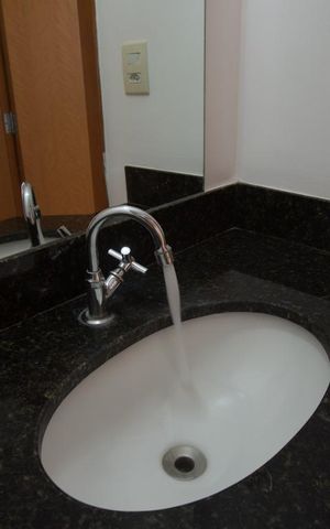 Apartamento para alugar com 73m², 2 quartos e 2 vagasBanheiro social - pia