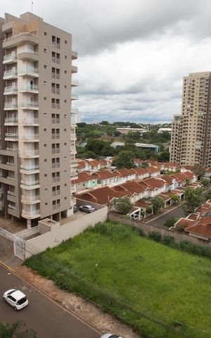 Apartamento para alugar com 73m², 2 quartos e 2 vagasVista da varanda (lado esquerdo)
