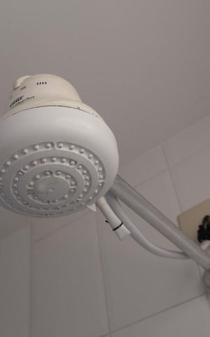 Apartamento para alugar com 73m², 2 quartos e 2 vagasBanheiro da suíte - chuveiro
