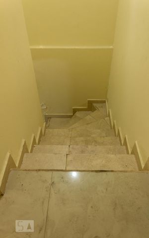 Casa à venda com 300m², 3 quartos e 2 vagas Casa à venda com 300m², 3 quartos e 2 vagasEscadas