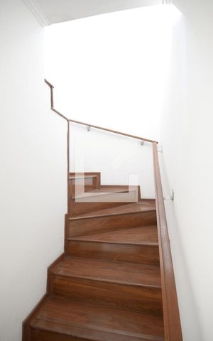 Casa para alugar com 230m², 4 quartos e 2 vagasEscada