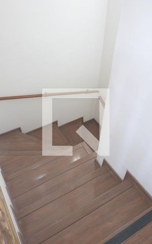 Casa para alugar com 230m², 4 quartos e 2 vagasEscada