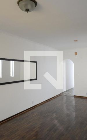 Casa para alugar com 230m², 4 quartos e 2 vagasSala