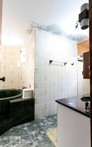 Casa à venda com 350m², 3 quartos e 4 vagasSuíte 1 - Banheiro