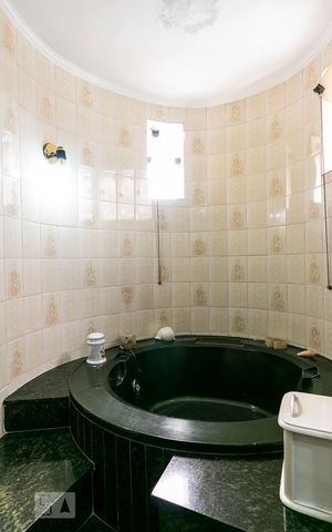 Casa à venda com 350m², 3 quartos e 4 vagasSuíte 1 - Banheiro
