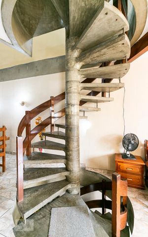 Casa à venda com 350m², 3 quartos e 4 vagasSala - Escadas