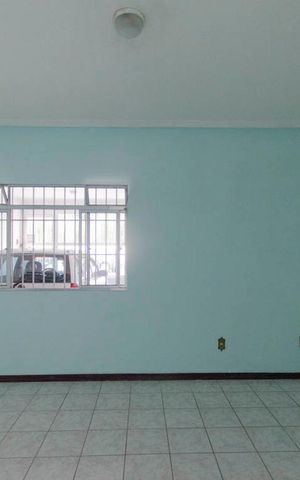 Casa à venda com 640m², 4 quartos e 2 vagas Casa à venda com 640m², 4 quartos e 2 vagasSala