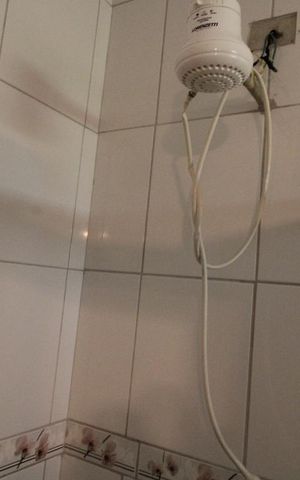 Casa para alugar com 300m², 4 quartos e 3 vagasChuveiro do banheiro suíte 1