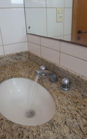 Apartamento para alugar com 147m², 4 quartos e 2 vagasBanheiro da suíte 1 - pia