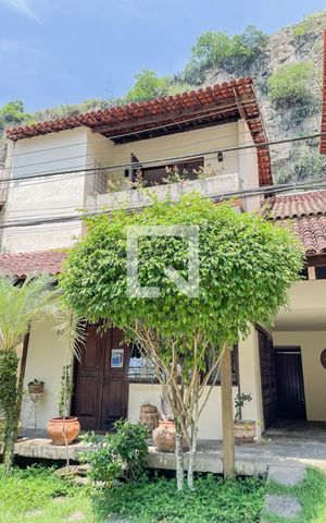 Casa à venda com 270m², 3 quartos e 3 vagasFachada