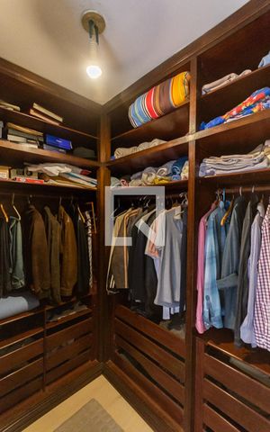 Casa à venda com 270m², 3 quartos e 3 vagasCloset da suíte