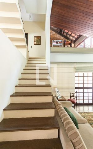 Casa à venda com 270m², 3 quartos e 3 vagasEscadas