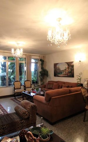 Casa à venda com 347m², 4 quartos e 3 vagasSala
