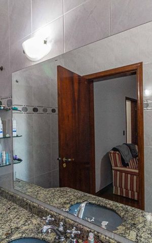 Casa à venda com 305m², 3 quartos e 5 vagas Casa à venda com 305m², 3 quartos e 5 vagasBanheiro da Suite 3 - Espelho