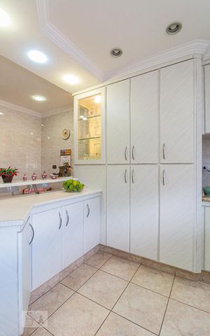 Casa à venda com 305m², 3 quartos e 5 vagas Casa à venda com 305m², 3 quartos e 5 vagasCozinha - Armários