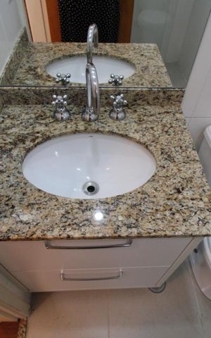 Apartamento para alugar com 65m², 2 quartos e 1 vagaDetalhe do banheiro social - Pia 