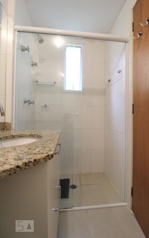 Apartamento para alugar com 65m², 2 quartos e 1 vagaBanheiro da suíte - Box 