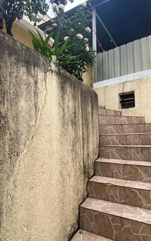 Casa à venda com 70m², 2 quartos e 1 vaga Casa à venda com 70m², 2 quartos e 1 vagaEscada