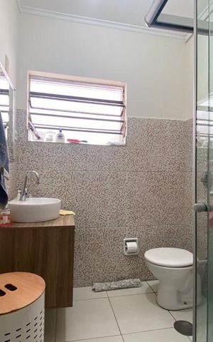 Casa à venda com 70m², 2 quartos e 1 vaga Casa à venda com 70m², 2 quartos e 1 vagaBanheiro