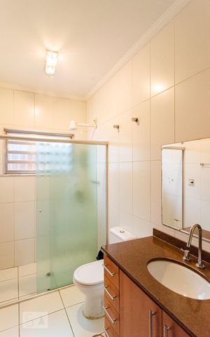 Casa à venda com 240m², 3 quartos e 4 vagas Casa à venda com 240m², 3 quartos e 4 vagasBanheiro da Suíte 1