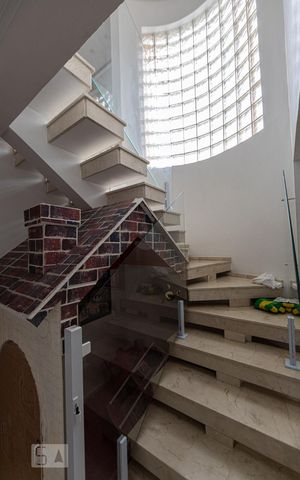 Casa à venda com 201m², 3 quartos e 6 vagasEscada