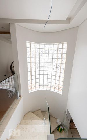 Casa à venda com 201m², 3 quartos e 6 vagasEscada