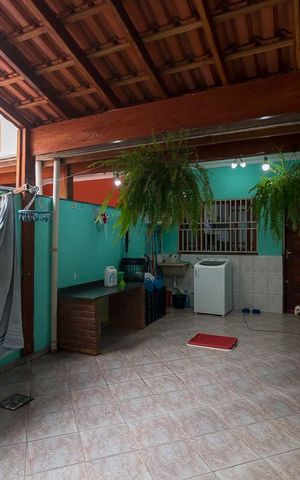 Casa à venda com 100m², 2 quartos e 2 vagasÁrea de serviço e churrasqueira