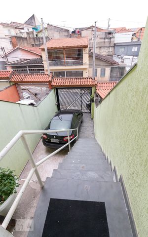Casa à venda com 100m², 2 quartos e 2 vagasEscadas de entrada da casa