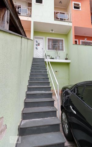 Casa à venda com 100m², 2 quartos e 2 vagasEscadas de entrada da casa