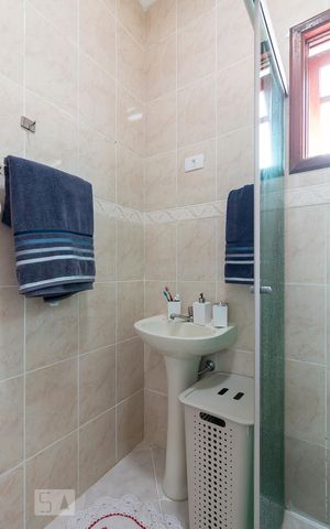 Casa à venda com 100m², 2 quartos e 2 vagasBanheiro quarto 2 suíte
