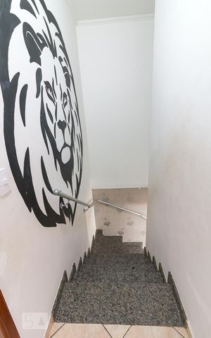 Casa à venda com 100m², 2 quartos e 2 vagasEscadas