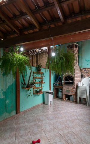 Casa à venda com 100m², 2 quartos e 2 vagasÁrea de serviço e churrasqueira