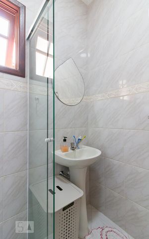 Casa à venda com 100m², 2 quartos e 2 vagasBanheiro quarto 1 suíte