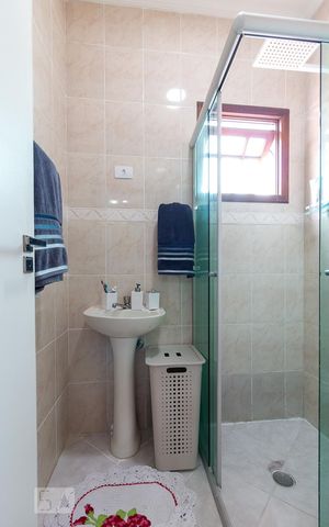 Casa à venda com 100m², 2 quartos e 2 vagasBanheiro quarto 2 suíte