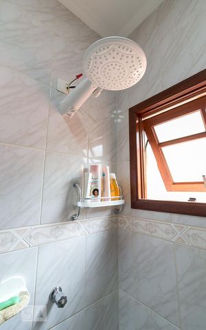Casa à venda com 100m², 2 quartos e 2 vagasBanheiro quarto 1 suíte - chuveiro