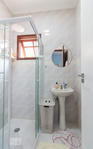Casa à venda com 100m², 2 quartos e 2 vagasBanheiro quarto 1 suíte