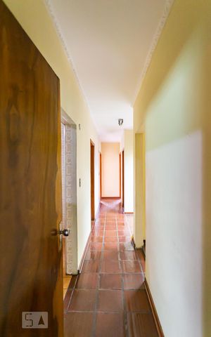 Casa à venda com 310m², 3 quartos e 4 vagasCorredor
