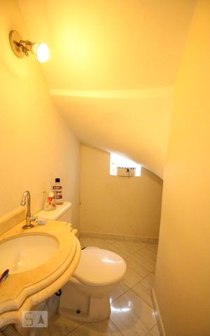 Casa à venda com 180m², 3 quartos e 2 vagasLavabo