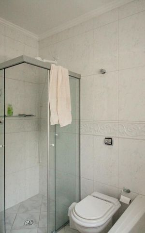 Casa à venda com 180m², 3 quartos e 2 vagasBanheiro