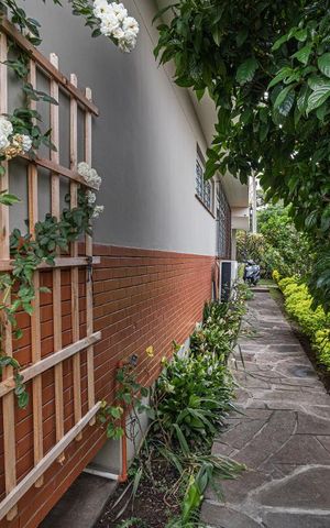 Casa à venda com 232m², 3 quartos e 3 vagas Casa à venda com 232m², 3 quartos e 3 vagasFachada