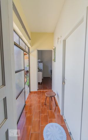 Casa à venda com 250m², 10 quartos e 1 vaga Casa à venda com 250m², 10 quartos e 1 vagaCorredor