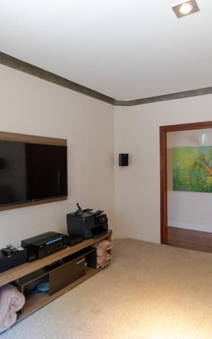 Casa de condomínio à venda com 400m², 4 quartos e 8 vagas Casa de condomínio à venda com 400m², 4 quartos e 8 vagasSala de TV