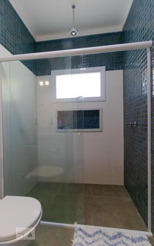 Casa de condomínio à venda com 400m², 4 quartos e 8 vagas Casa de condomínio à venda com 400m², 4 quartos e 8 vagasBanheiro da Suíte 02