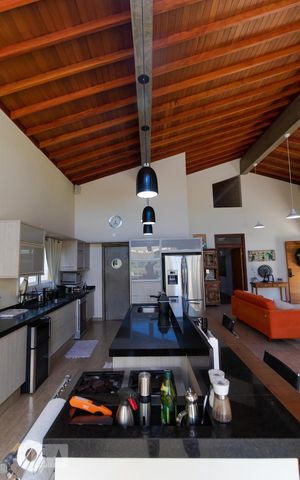 Casa de condomínio à venda com 400m², 4 quartos e 8 vagas Casa de condomínio à venda com 400m², 4 quartos e 8 vagasCozinha
