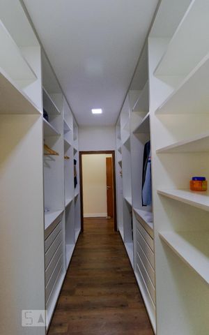 Casa de condomínio à venda com 400m², 4 quartos e 8 vagas Casa de condomínio à venda com 400m², 4 quartos e 8 vagasCloset da Suíte 04