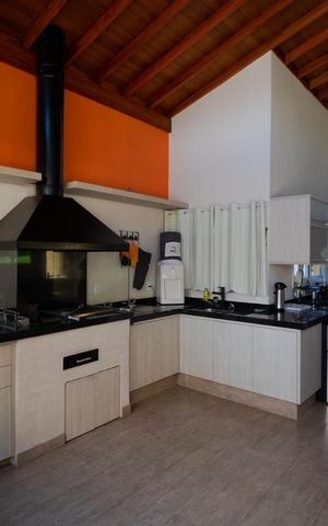 Casa de condomínio à venda com 400m², 4 quartos e 8 vagas Casa de condomínio à venda com 400m², 4 quartos e 8 vagasCozinha