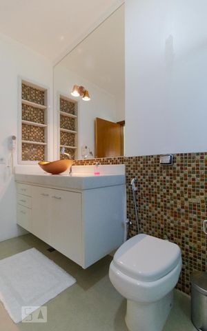 Casa de condomínio à venda com 400m², 4 quartos e 8 vagas Casa de condomínio à venda com 400m², 4 quartos e 8 vagasBanheiro da Suíte 03